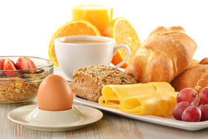 Frühstück mit Kafee, ei, Käse, Obst und mehr